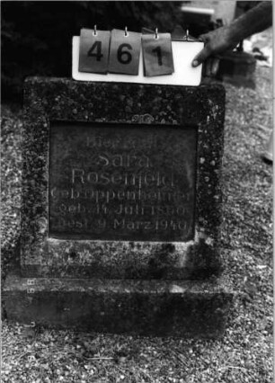 Grabstein 461 (Index: 99797558) Material: Kunststein, Granitplatte Zustand: leicht verwittert Maße HxBxT: 65x64x36 cm Beschreibung: Platte, quadratisch: Grabstein 461