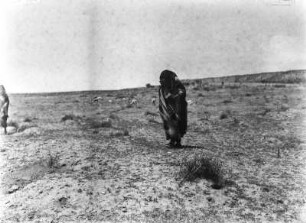 Frauenportrait : Frau in einer ebenen Landschaft