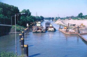 Schubverbände im Unterwasser der Schleuse Gelsenkirchen/Rhein-Herne-Kanal