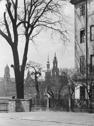 Dresden-Neustadt. Wiesentorstraße. Blick über die Elbe gegen Ständehaus, Georgentorbau und Schloß sowie Katholische Hofkirche