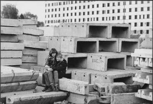 Junges Paar vor Bauteilen aus Beton