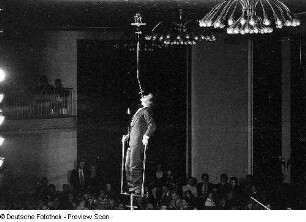 Artistische Darbietung im Café Prag