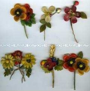 Deutsches Rotes Kreuz, Wiesen- und Feldblumen, Spendenabzeichen zugunsten des Kriegswinterhilfswerks 1942