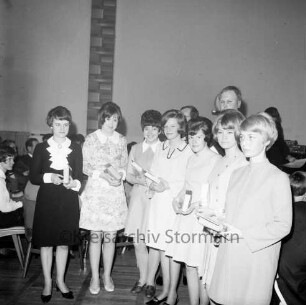 Industrie- und Handelskammer Lübeck (IHK): Oldesloer Hof: Freisprechung von Kaufmanns- und Bürogehilfen: Astrid Kollecker, Marlies Münchow, Gisela Riewe, Angelika Thielsen, Elke Thielsen, Marianne Vering, Dietrich Bruss und Egon Klupel