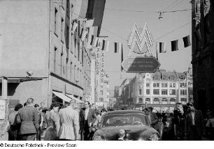 Blick entlang des belebten Neumarktes