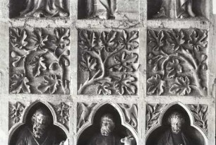Mittleres Westportal — nördliche Rahmung, 4. Zone: Johannes der Täufer zeigt das Lamm Gottes