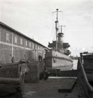 Deutsches (vermutlich) Schiff in einem Hafen an der französischen Atlantikküste
