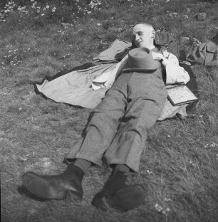 Betriebsausflug der Sächsischen Landesbildstelle zum Schwartenberg über Freiberg. Mitarbeiter mit Angehörigen auf dem Schwartenberg. Auf der Wiese liegender Mann