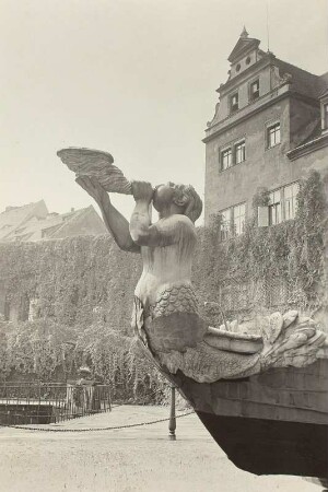 Pillnitzer Gondel mit Bugfigur : Pillnitzer Gondel. Bugfigur Nixe, ein Muschelhorn blasend. Dresden, Stallhof, Innenhof. Ansicht mit Rampe, Pferdeschwemme und Kanzlei. Dresden: Historisches Museum I 4