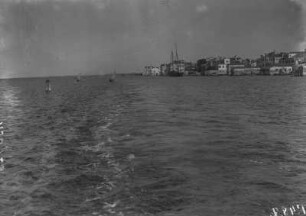 Wasserstraße : Markierter Weg in die Lagune von Venedig.