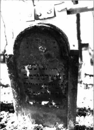 Grabstein 933 (Index: 99753179) Material: Sandstein Zustand: abgeblättert mit Textverlust Maße HxBxT: 113x65x14 cm Beschreibung: Stele, eingezogener Rundbogenabschluß, Schriftfeld eingetieft: Grabstein 933