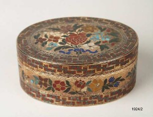 Ovale Dose mit Blumenstillleben