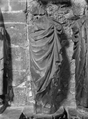 Fragment einer Statue vom Südportal der Pariser Kirche Notre-Dame