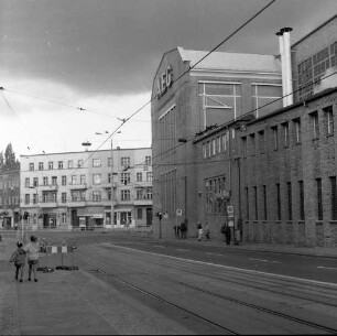 Berlin-Schöneweide, Edisonstraße 63/Wilhelminenhofstraße 16/16 A/17. Maschinen- und Montagehalle des Transformatorenwerkes Oberschöneweide (1898/1999, P. Trapp) und Wohn- und Geschäftshaus (nach 1994 saniert). Ansicht von Süden (aus der Edisonstraße)