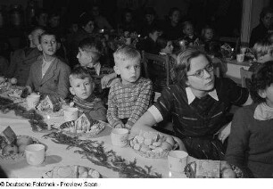 Kindertisch der Weihnachtsfeier des VEB Kartographie