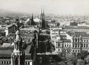 Wien. Blick vom Rathausturm über die Votivkirche nach Norden