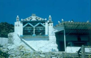 Isterion. Moderner Taubenturm bei Isterion in den Farben Weiß und Blau
