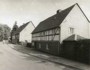 Mulda (Sachsen), Hauptstraße 52. Ehemaliges Wohnstallhaus. Ansicht mit Nummer 50