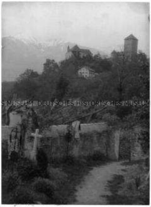 Burg oder Schloss im Gebirge