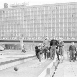 Kegeln auf dem Augustusplatz während des Fests der Freundschaft in Leipzig