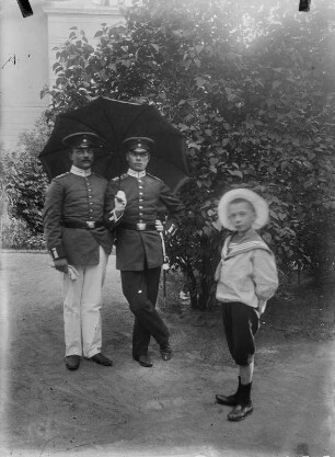 Zwei Soldaten im Garten