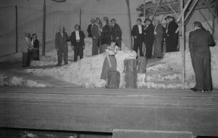 Szenenbilder aus der Oper "Der Bajazzo" von Ruggero Leoncavallo an der Deutschen Staatsoper Berlin : Szene mit Helge Roswaenge als Bajazzo (Mitte)