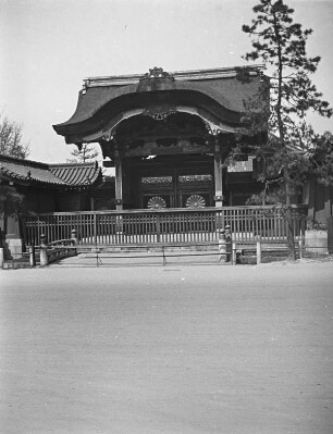 Kyoto. Burg Nijō (Nijō-jō) (1601 begonnen). Karamon