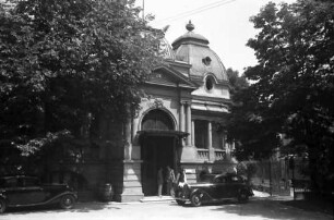 Bukarest: Bojarenvilla mit Prunkeingang, Auto davor