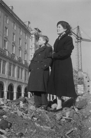 Dresden-Altstadt, Altmarkt. Frau mit Jungen (Bernd Zatschler) auf der Baustelle Westseite