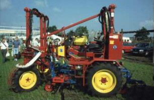 Fotografie: Gartenbautechnik-Freiland, Kulturführung, Systemtraktor