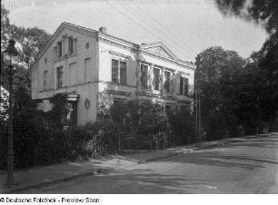 Ehemaliges Gymnasium. Straßenansicht mit Hauseingang