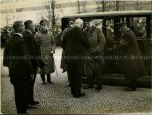 Reichspräsident von Hindenburg besucht ein Reitturnier in Berlin