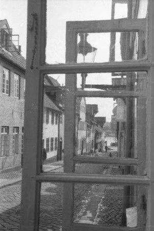 Flensburg: Oluf-Samson-Gang, durch Fenster gesehen