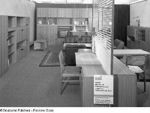Anbauwand Bützow : Ausstellungskoje mit Wohnzimmermöbeln des VEB Möbelkombinat Ribnitz-Damgarten