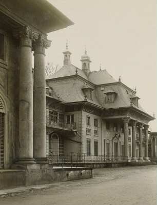 Schloss Pillnitz, Bergpalais, Mittelbau Hofseite