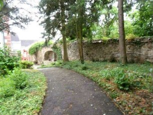 Kirchhof im Westen mit Kirchhofmauer im Verlauf nach Südwesten