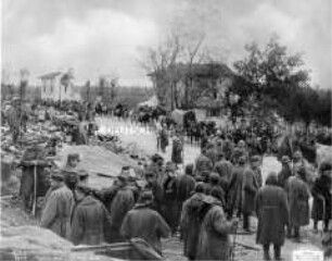 Straße von Udine nach Codriopo mit Soldaten und zurück gelassener Kleidung