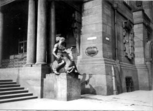 Bacchus, auf dem Esel reitend. Bronze (1912/1915; G. Wrba). Dresden-Altstadt, Rathausplatz/Ecke Kreuzstraße, Neues Rathaus
