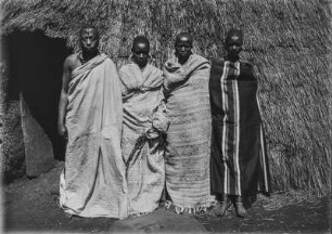 Mangi Meli mit drei Frauen : Gruppenbildnis von dem Oberhaupt der Chagga Mangi Meli und drei Frauen