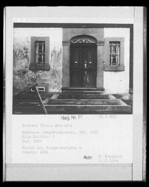 Sohland an der Spree, Alte Dorfstraße 9. Dreiseithof. Wohnhaus ((Umgebindehaus, ehemals Nummer 470); bezeichnet 1836). Portal mit Treppenaufgang und Fenster (Erdgeschpss)