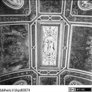 Freskierte Decke mit Stuckreliefs, Virtus (Prudentia) und Fortuna