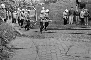 Feuerwehr: Feuerwehrleute üben einen Rettungseinsatz