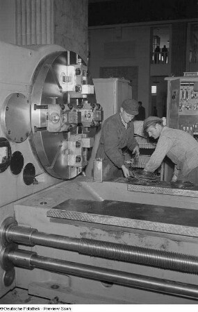 Arbeiter beim Aufbau einer Maschine