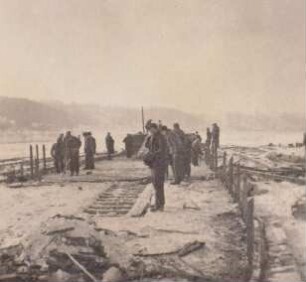 Meißen, eingefrorener Schleppkahn auf der Elbe wird abgewrackt