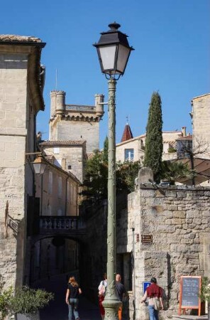 Frankreich. Languedoc Roussillon. Gard. Uzes. Altstadt Gasse mit Blick auf Schlossturm Duche