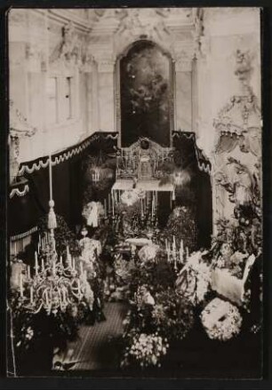 Blumengestecke in der Kirche bei Hofmannsthals Beerdigung, von oben fotografiert