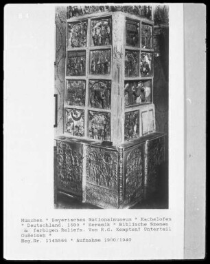 Kachelofen mit biblischen Szenen in farbigen Reliefs