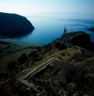 Kea, Karthaia im Südosten, Blick von der Akropolis auf die Tempelplattform über der Polees-Bucht