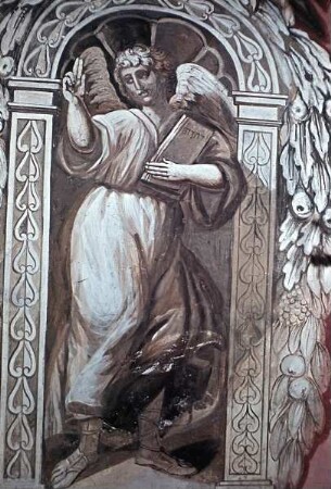 Innendekoration der Schlosskapelle — Wanddekoration der Schlosskapelle — Engel in gemalten Nischen des Emporengeschosses — Engel mit Segensgestus und Bibel