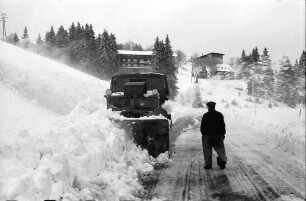 Feldberg: Schneefräse auf der Feldbergstraße